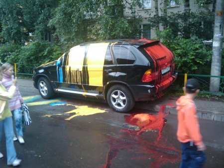 Не ставь на тротуаре (5 фото)