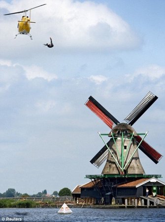 Ныряем с вертолета (2 фото)