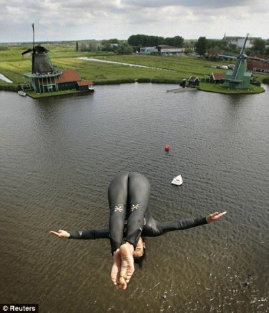 Ныряем с вертолета (2 фото)