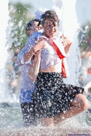 Девушки и фонтаны (54 фото)