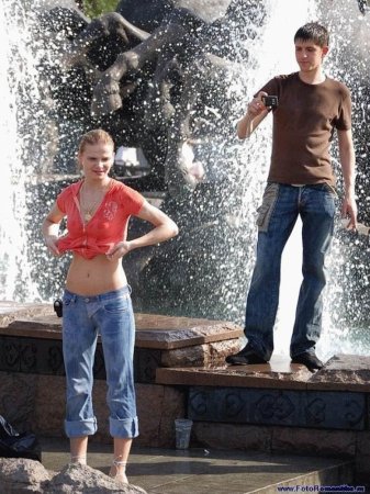 Девушки и фонтаны (54 фото)