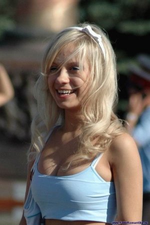 Девушки и фонтаны (54 фото)