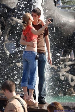 Девушки и фонтаны (54 фото)