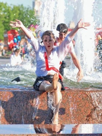 Девушки и фонтаны (54 фото)