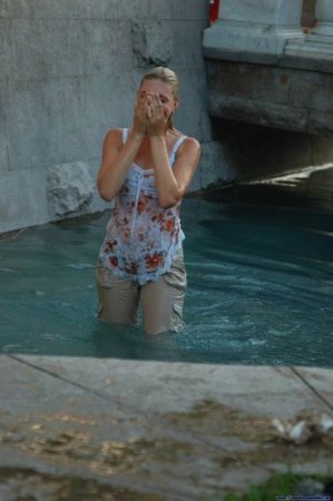 Девушки и фонтаны (54 фото)