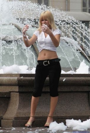 Девушки и фонтаны (54 фото)