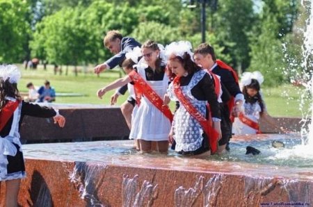 Девушки и фонтаны (54 фото)