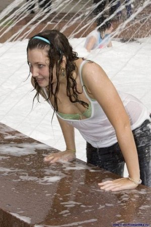 Девушки и фонтаны (54 фото)