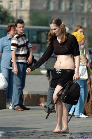 Девушки и фонтаны (54 фото)