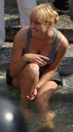 Девушки и фонтаны (54 фото)