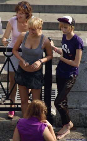 Девушки и фонтаны (54 фото)