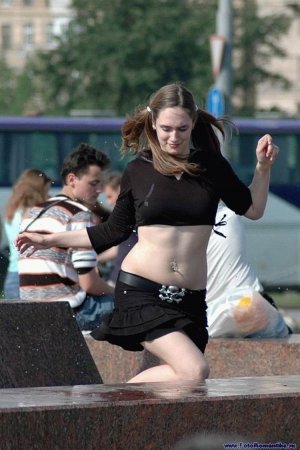 Девушки и фонтаны (54 фото)