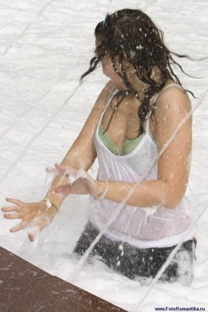 Девушки и фонтаны (54 фото)