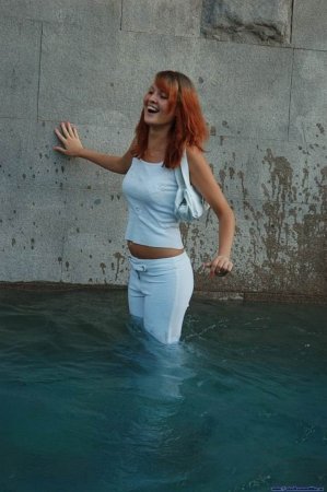 Девушки и фонтаны (54 фото)