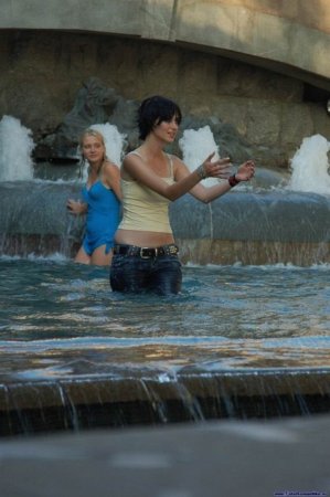 Девушки и фонтаны (54 фото)