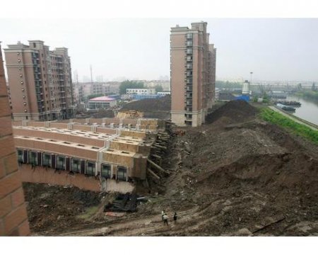 В Китае рухнул дом (11 фото)