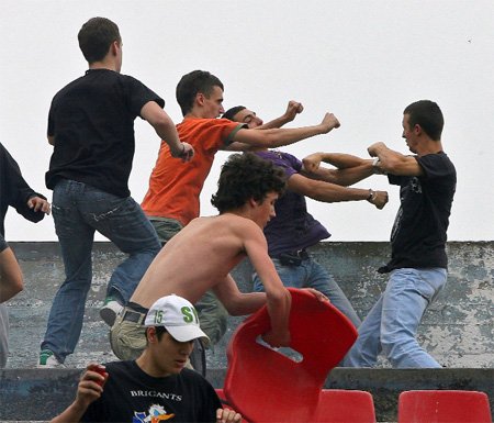 Июнь 2009 Европа и Азия беспорядки вокруг футбола (22 фото)