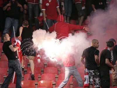 Июнь 2009 Европа и Азия беспорядки вокруг футбола (22 фото)