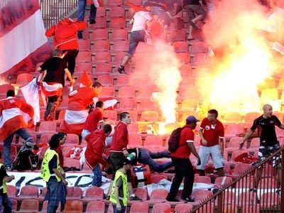 Июнь 2009 Европа и Азия беспорядки вокруг футбола (22 фото)