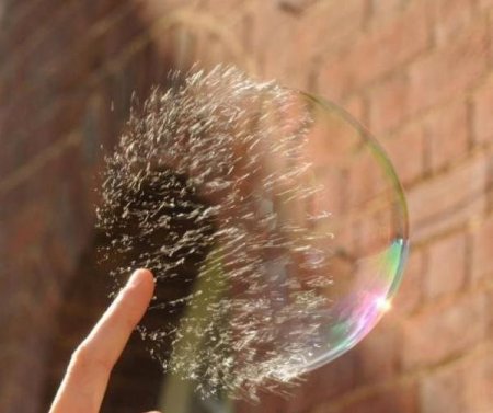 Как лопается мыльный пузырь