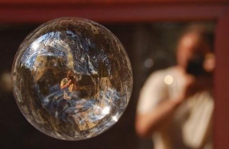 Как лопается мыльный пузырь