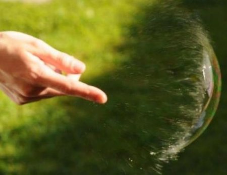 Как лопается мыльный пузырь