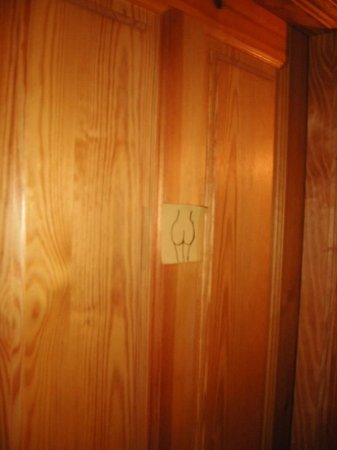 Двери туалета (2 фото)