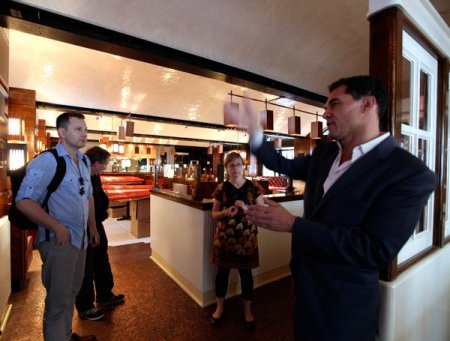 Пол из монеток (2 фото)