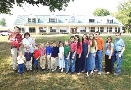 Скромная семейка (8 фото)