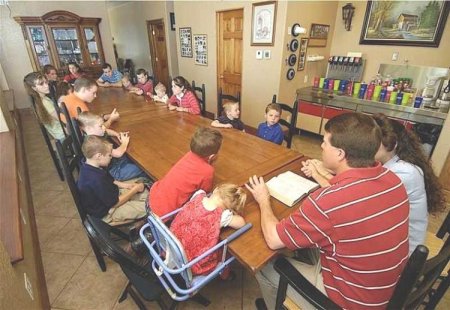 Скромная семейка (8 фото)