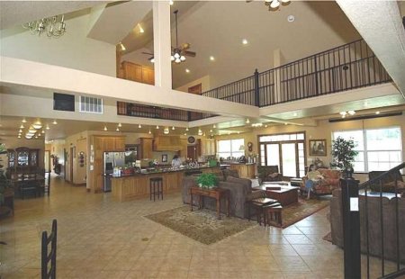 Скромная семейка (8 фото)