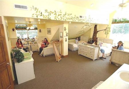 Скромная семейка (8 фото)