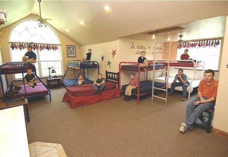 Скромная семейка (8 фото)