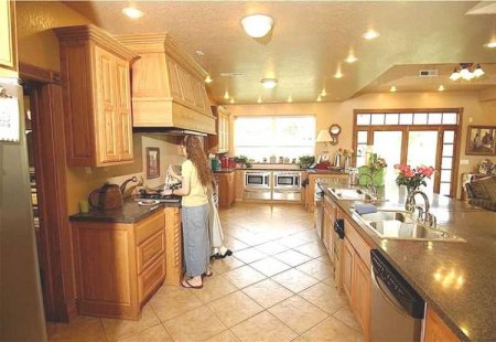 Скромная семейка (8 фото)