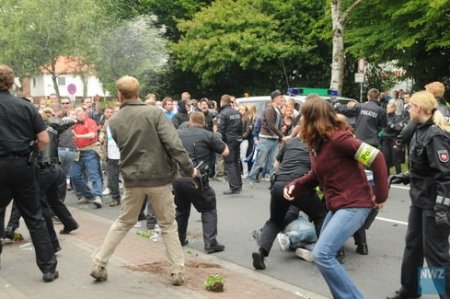 Июнь 2009 Европа и Азия беспорядки вокруг футбола (22 фото)