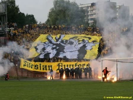 Июнь 2009 Европа и Азия беспорядки вокруг футбола (22 фото)