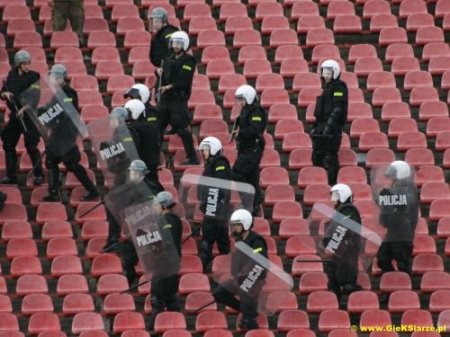 Июнь 2009 Европа и Азия беспорядки вокруг футбола (22 фото)