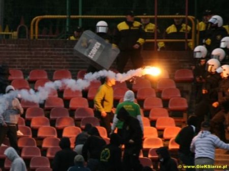 Июнь 2009 Европа и Азия беспорядки вокруг футбола (22 фото)