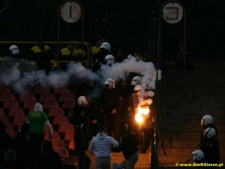 Июнь 2009 Европа и Азия беспорядки вокруг футбола (22 фото)