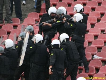 Июнь 2009 Европа и Азия беспорядки вокруг футбола (22 фото)