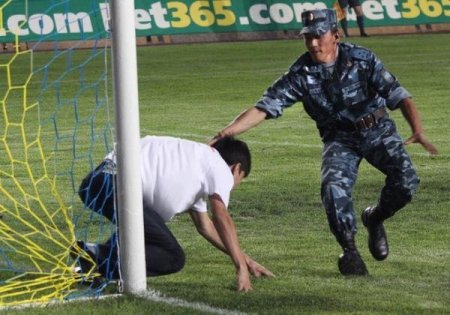 Июнь 2009 Европа и Азия беспорядки вокруг футбола (22 фото)