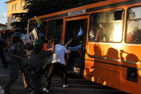 Июнь 2009 Европа и Азия беспорядки вокруг футбола (22 фото)