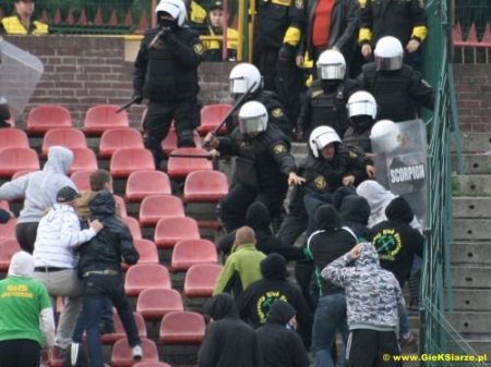 Июнь 2009 Европа и Азия беспорядки вокруг футбола (22 фото)