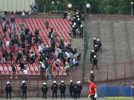 Июнь 2009 Европа и Азия беспорядки вокруг футбола (22 фото)