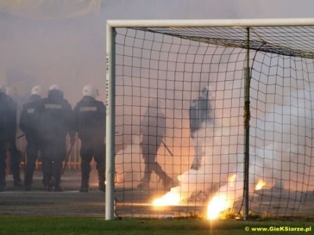 Июнь 2009 Европа и Азия беспорядки вокруг футбола (22 фото)