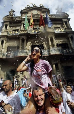 Открытие фиесты Сан Фермин в испанской Памплоне (28 фото)