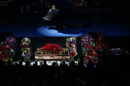 Прощание с Майклом Джексоном (20 фото)