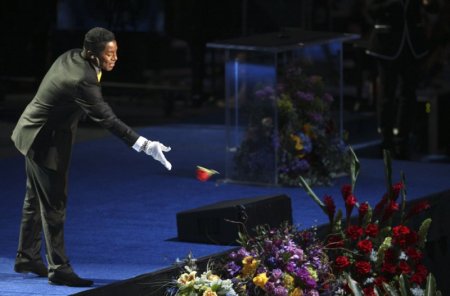 Прощание с Майклом Джексоном (20 фото)