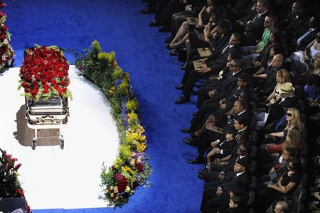 Прощание с Майклом Джексоном (20 фото)