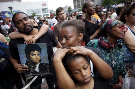 Прощание с Майклом Джексоном (20 фото)